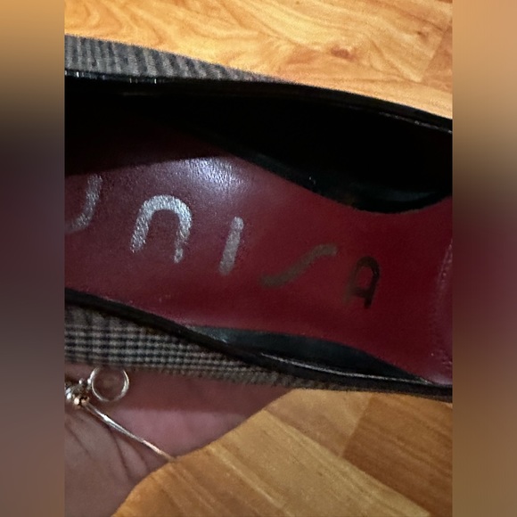 Size 8 Unisa black gray and red houndstooth 3.5” heel - Picture 3 of 6